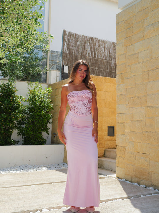 Conjunto com top tipo espartilho e detalhes brilhantes em rosa
