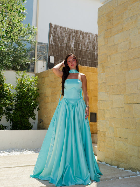 Vestido comprido com cintura decorada com pérolas turquesa