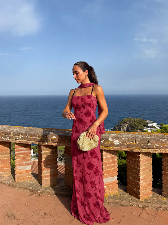 Vestido de georgette com padrão em cor de bordô