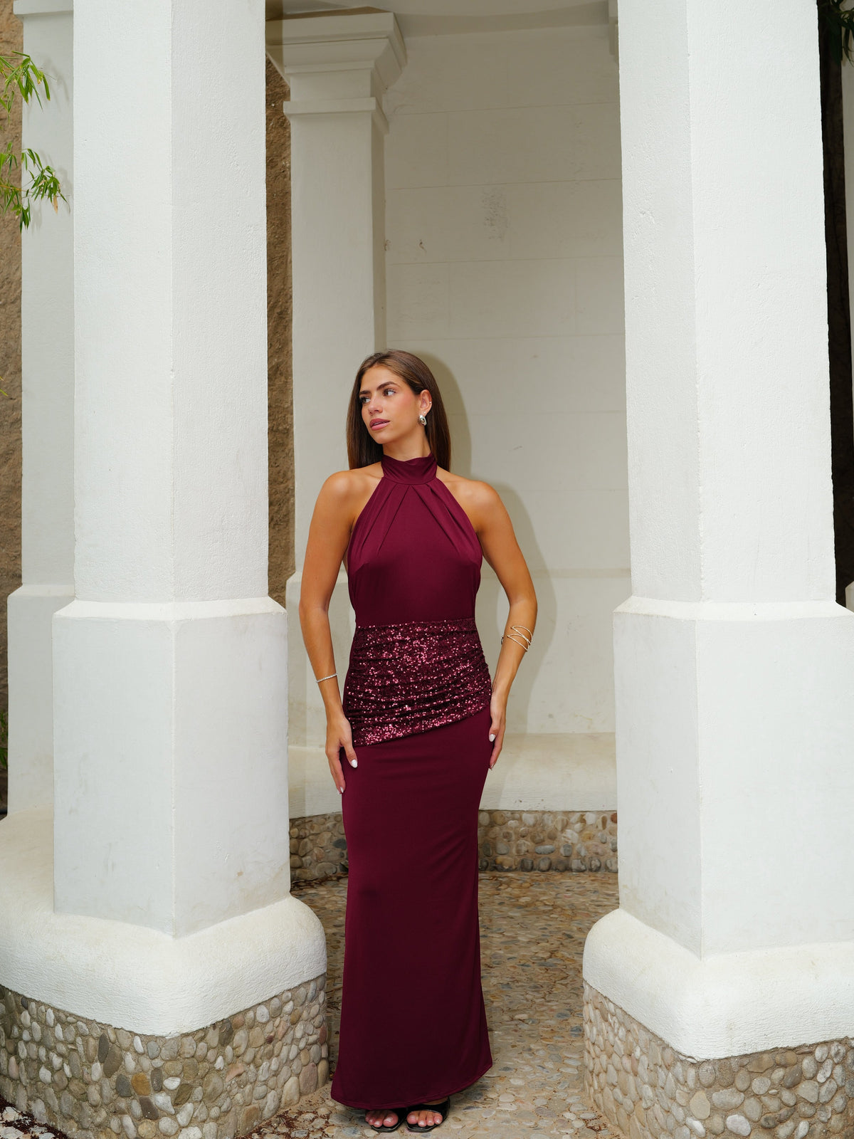 Vestido comprido com decote halter e faixa brilhante em cor de bordô