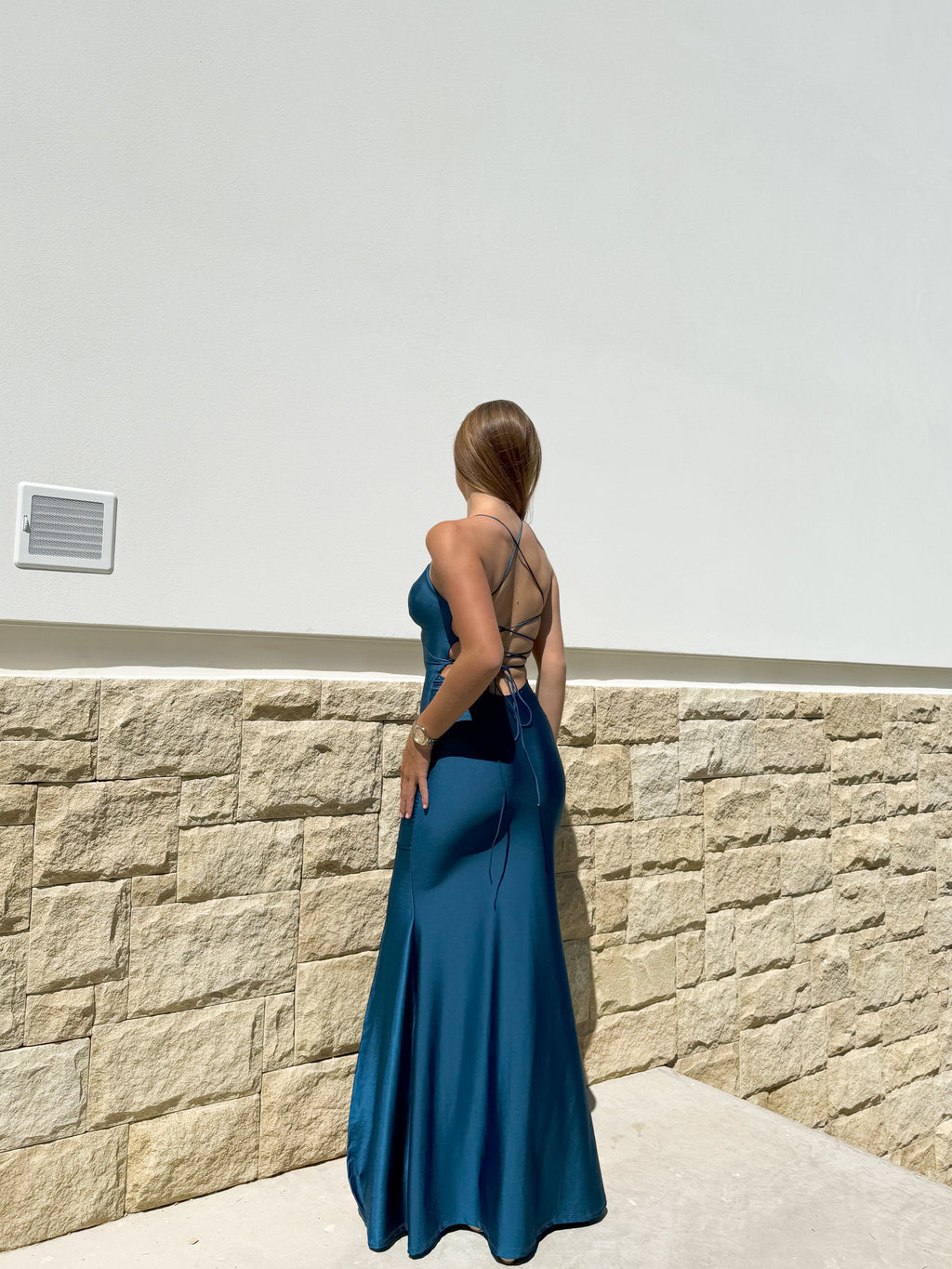 Vestido com decote em V em cetim entrelaçado, cor petróleo