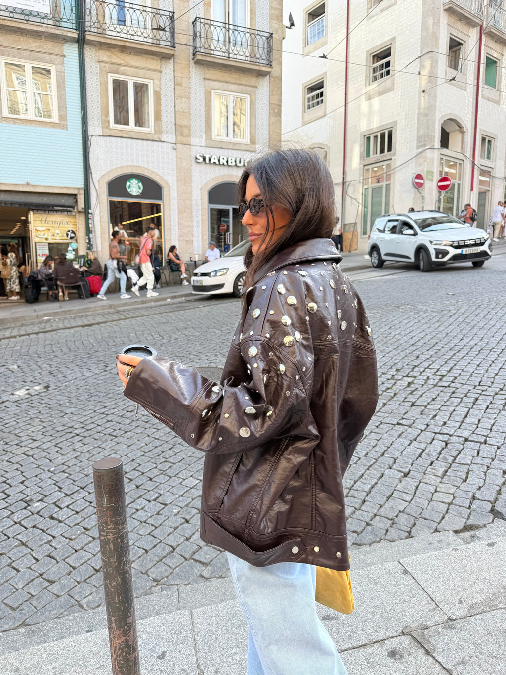 Chaqueta urbana marrón con tachuelas