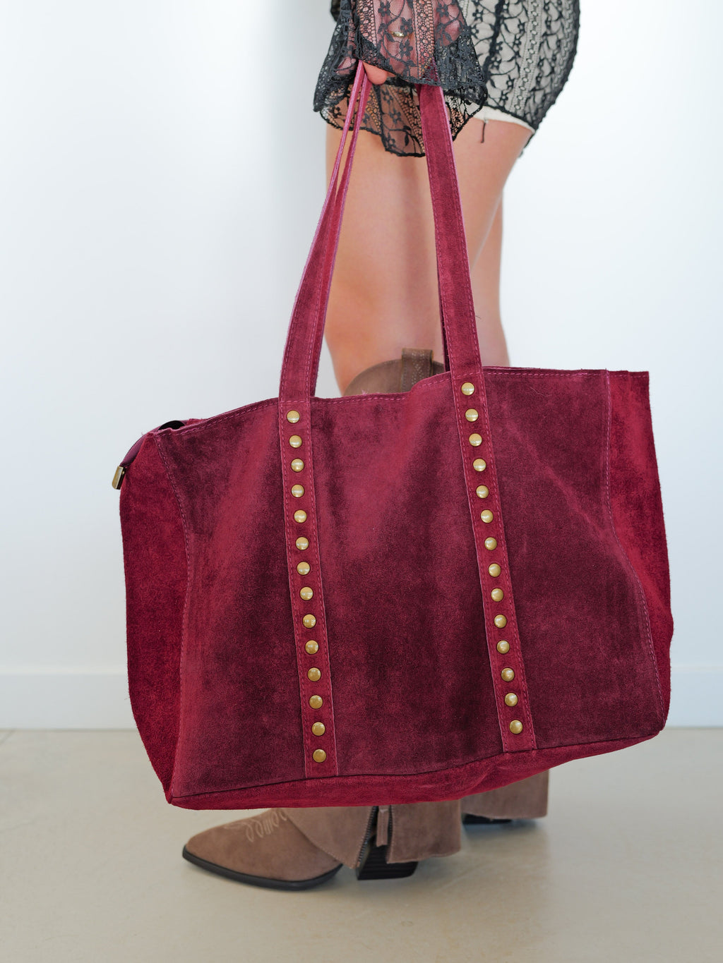 Mala maxi com tachas em cor de bordô