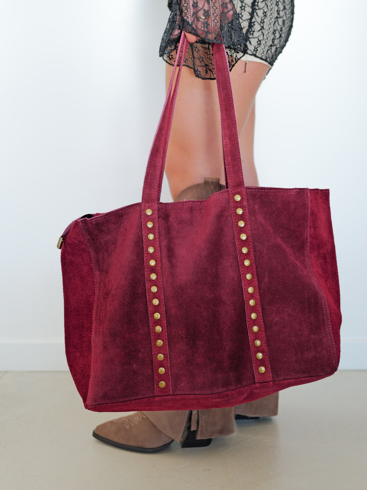 Mala maxi com tachas em cor de bordô
