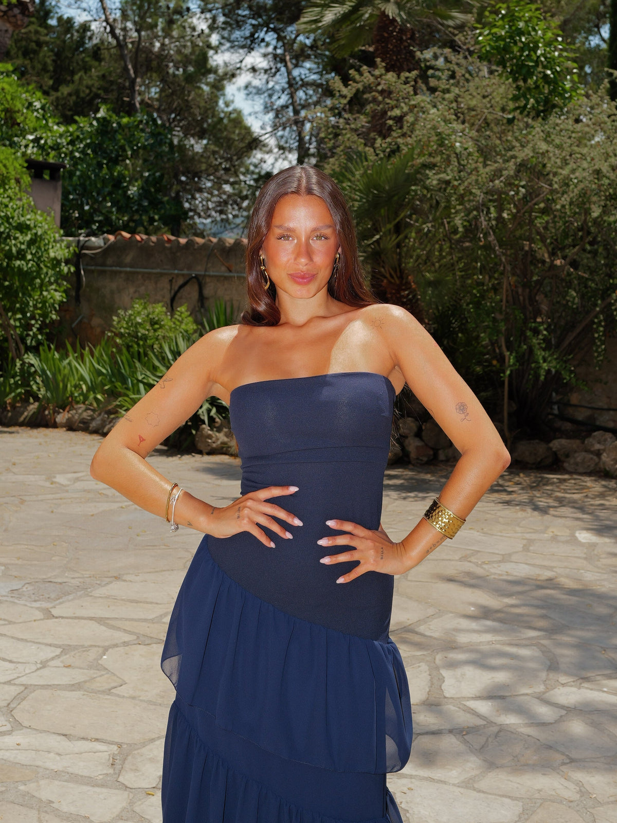 Vestido cai-cai com folhos assimétrico azul-marinho