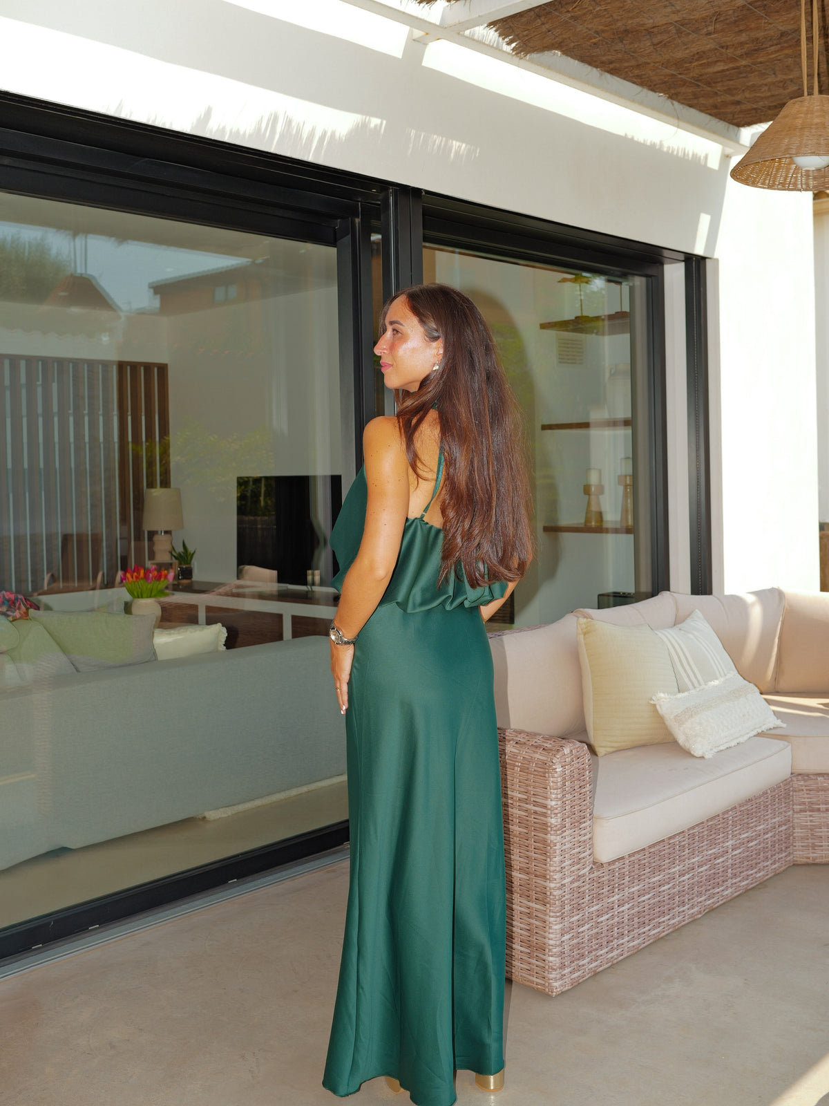 Vestido comprido com decote halter, em cetim volumoso, cor de garrafa