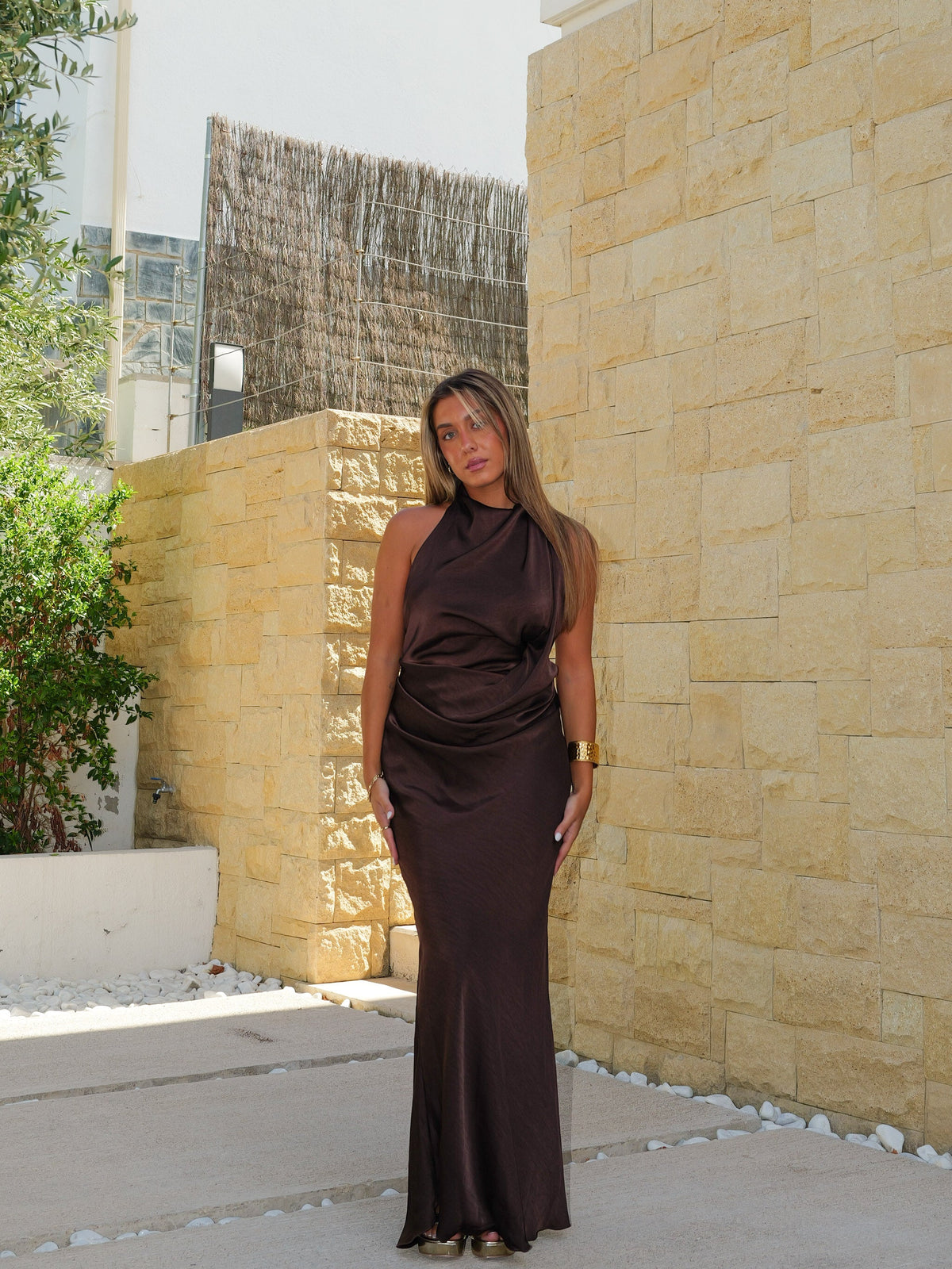 Vestido comprido de cetim com decote halter nas costas, cor chocolate