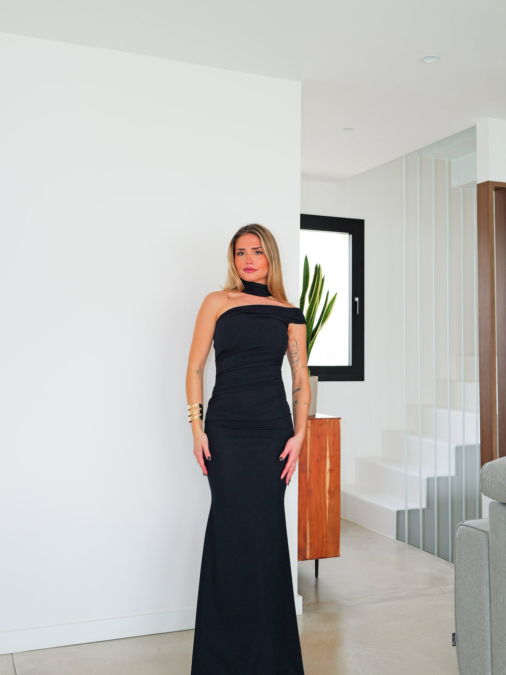Vestido com gola choker e franzido assimétrico, cor azul-marinho