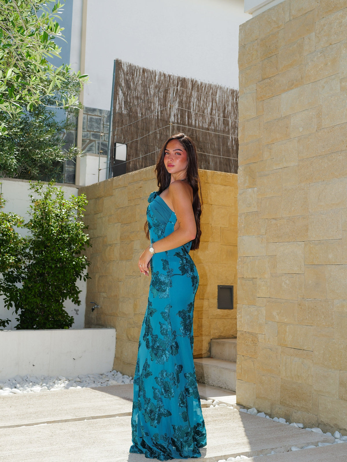 Vestido comprido com padrão floral em relevo, cor petróleo
