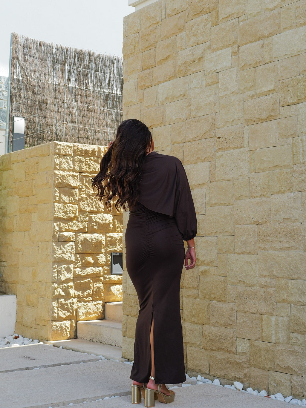 Vestido comprido com manga assimétrica em tom de chocolate