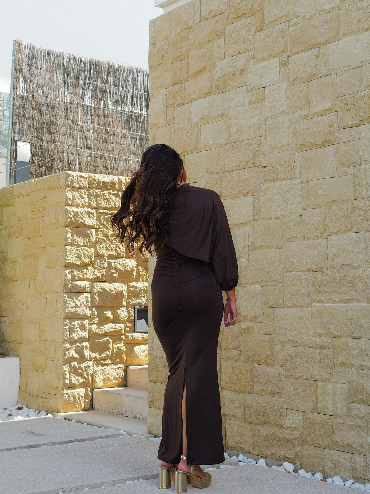 Vestido comprido com manga assimétrica em tom de chocolate