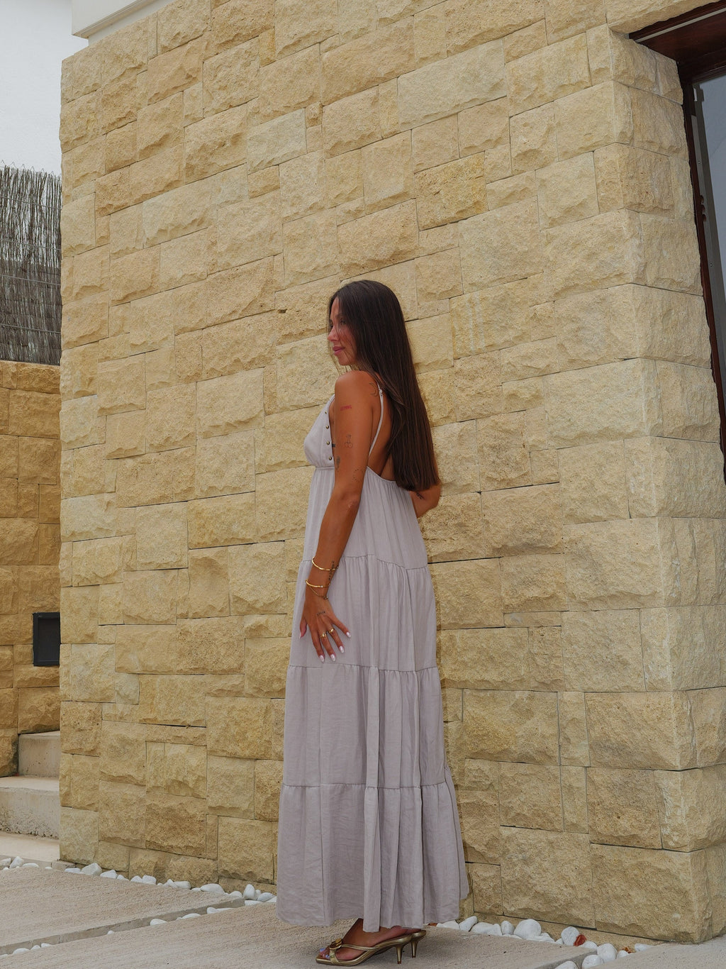Vestido comprido com decote em V e tachas, bege