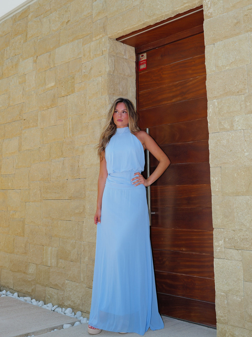 Vestido halter com cintura drapeada, cor celeste