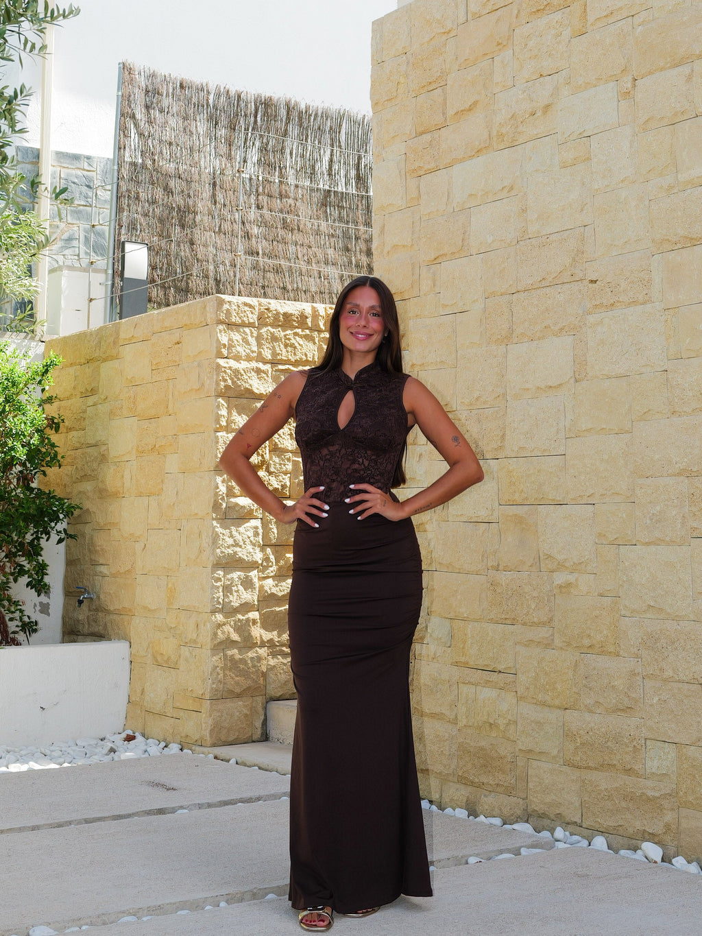 Vestido comprido de renda drapeada cor de chocolate