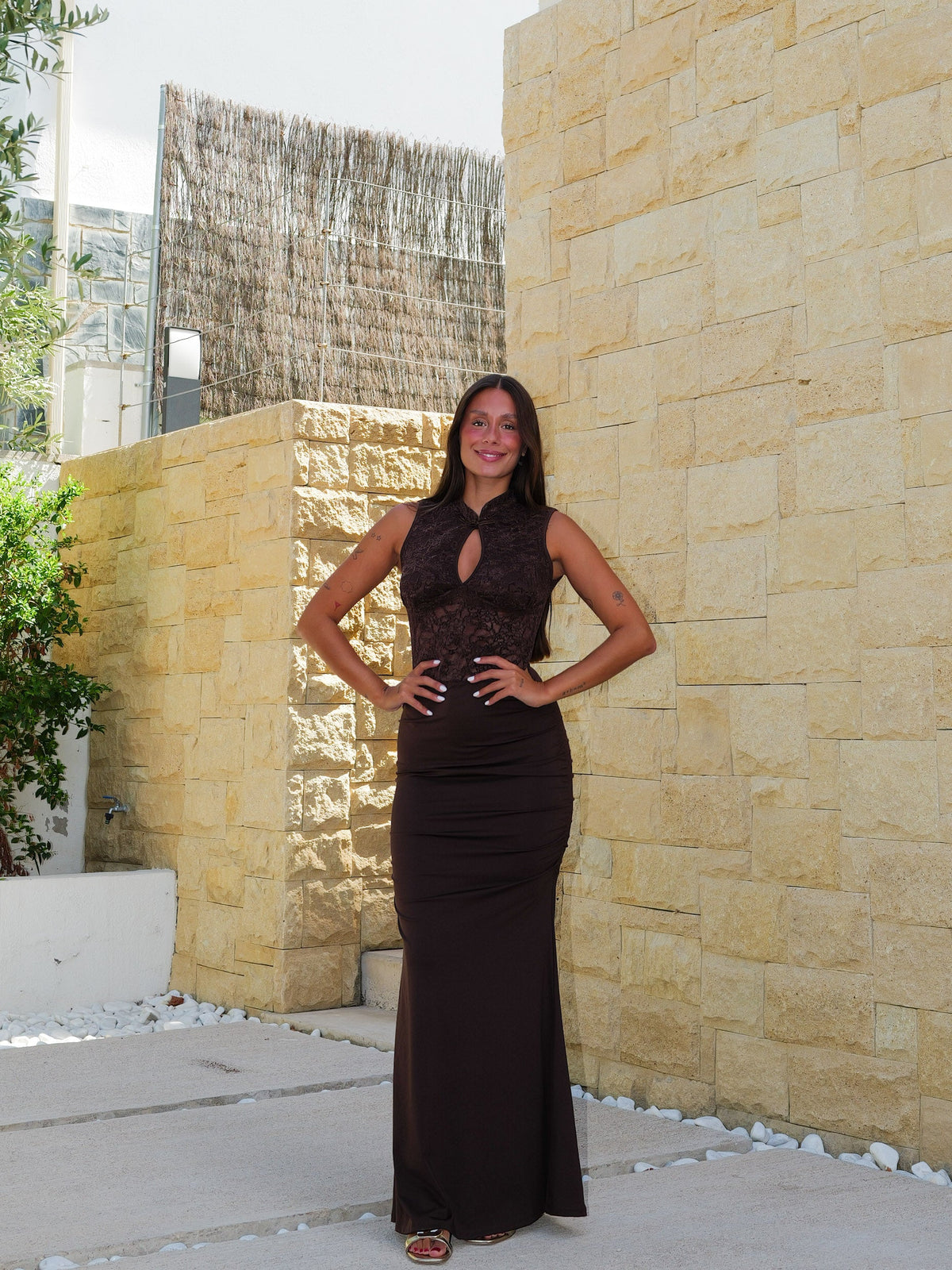 Vestido comprido de renda drapeada cor de chocolate