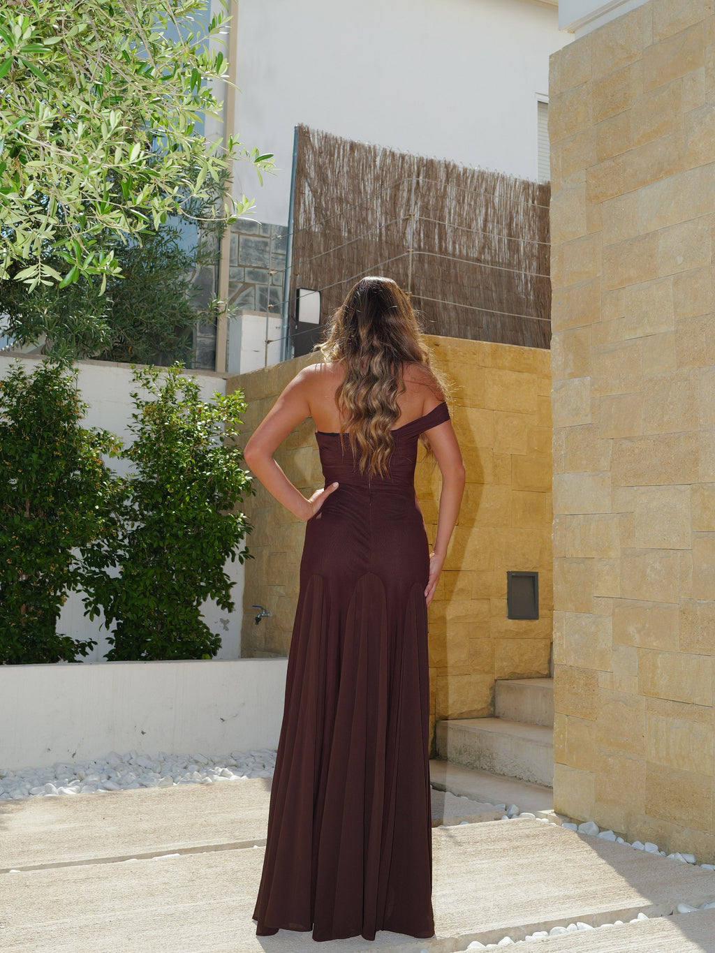 Vestido comprido drapeado assimétrico com padrão de flores em tom de chocolate