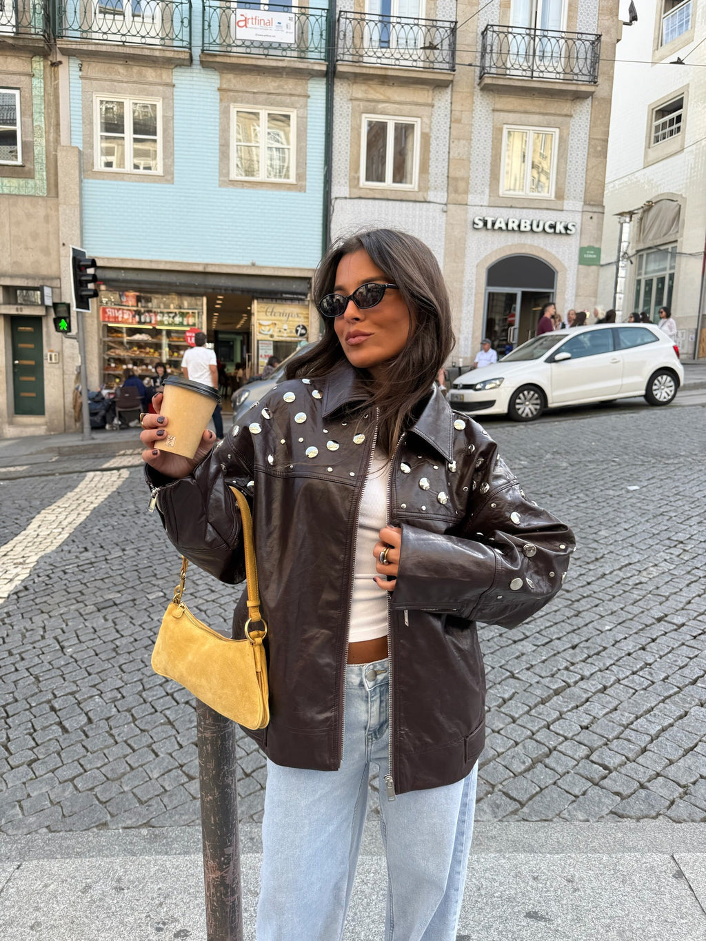 Chaqueta urbana marrón con tachuelas