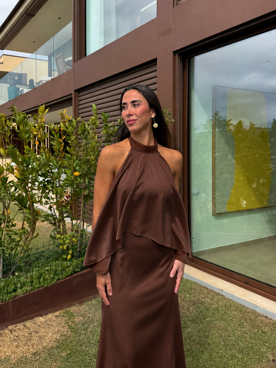 Vestido de cetim com cape em tom de chocolate