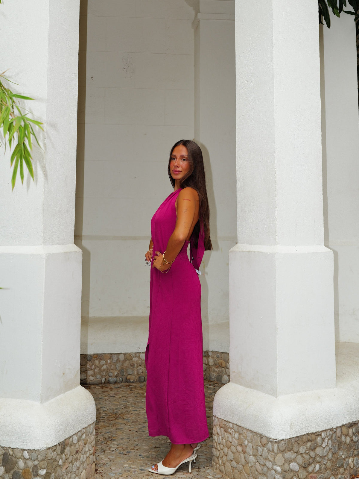 Vestido midi com decote cruzado na cor amarena