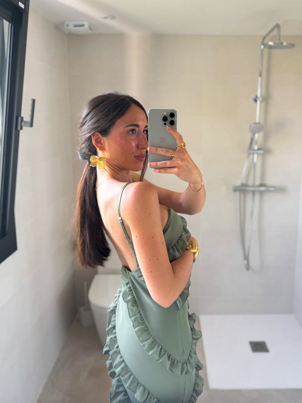 Vestido com folhos em crepe cáqui