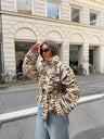 Gabardina con estampado de tigre