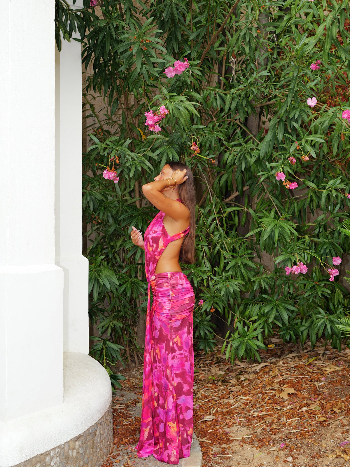 Vestido halter estampado com cintura aberta, cor fúcsia