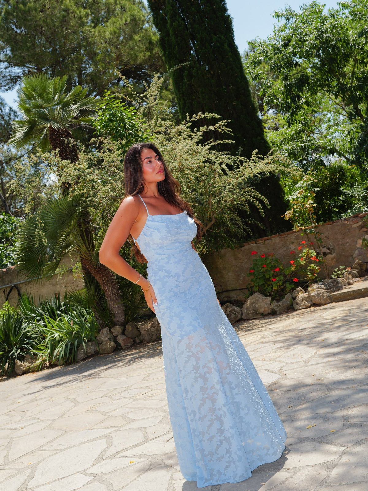 Vestido comprido com corte em cascata e relevos em azul-celeste