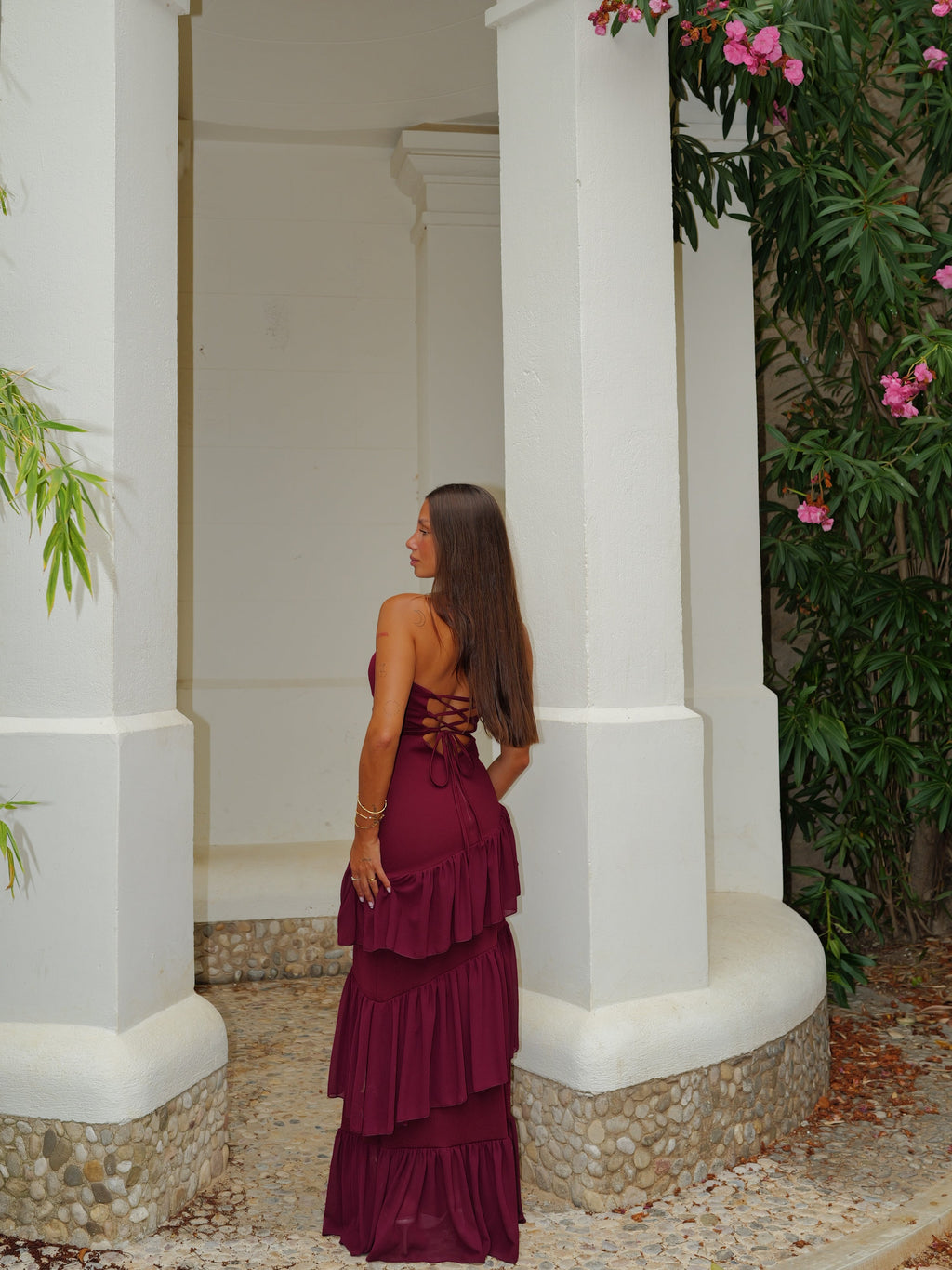 Vestido com estampa em tule e detalhes em bordô