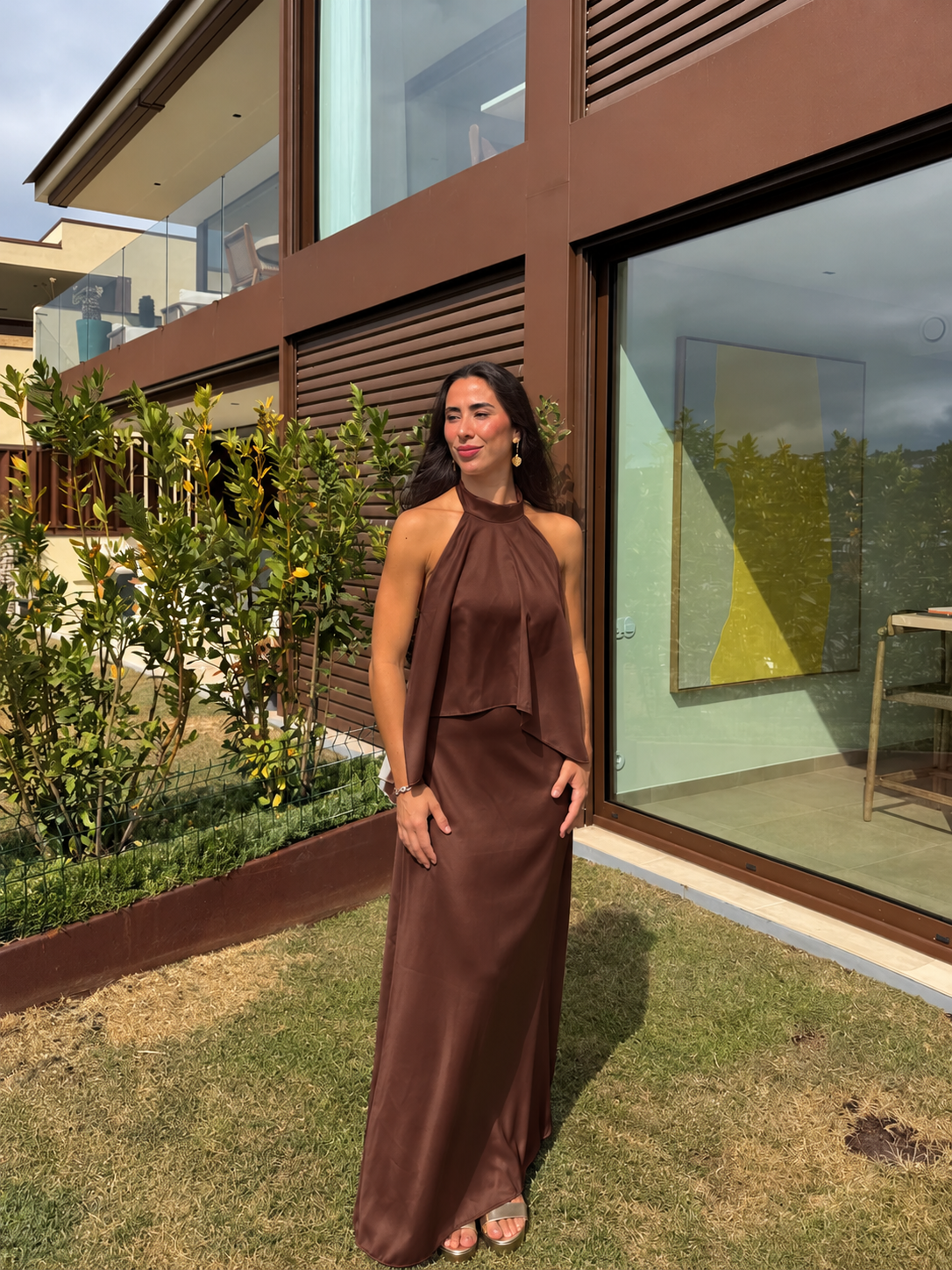 Vestido de cetim com cape em tom de chocolate