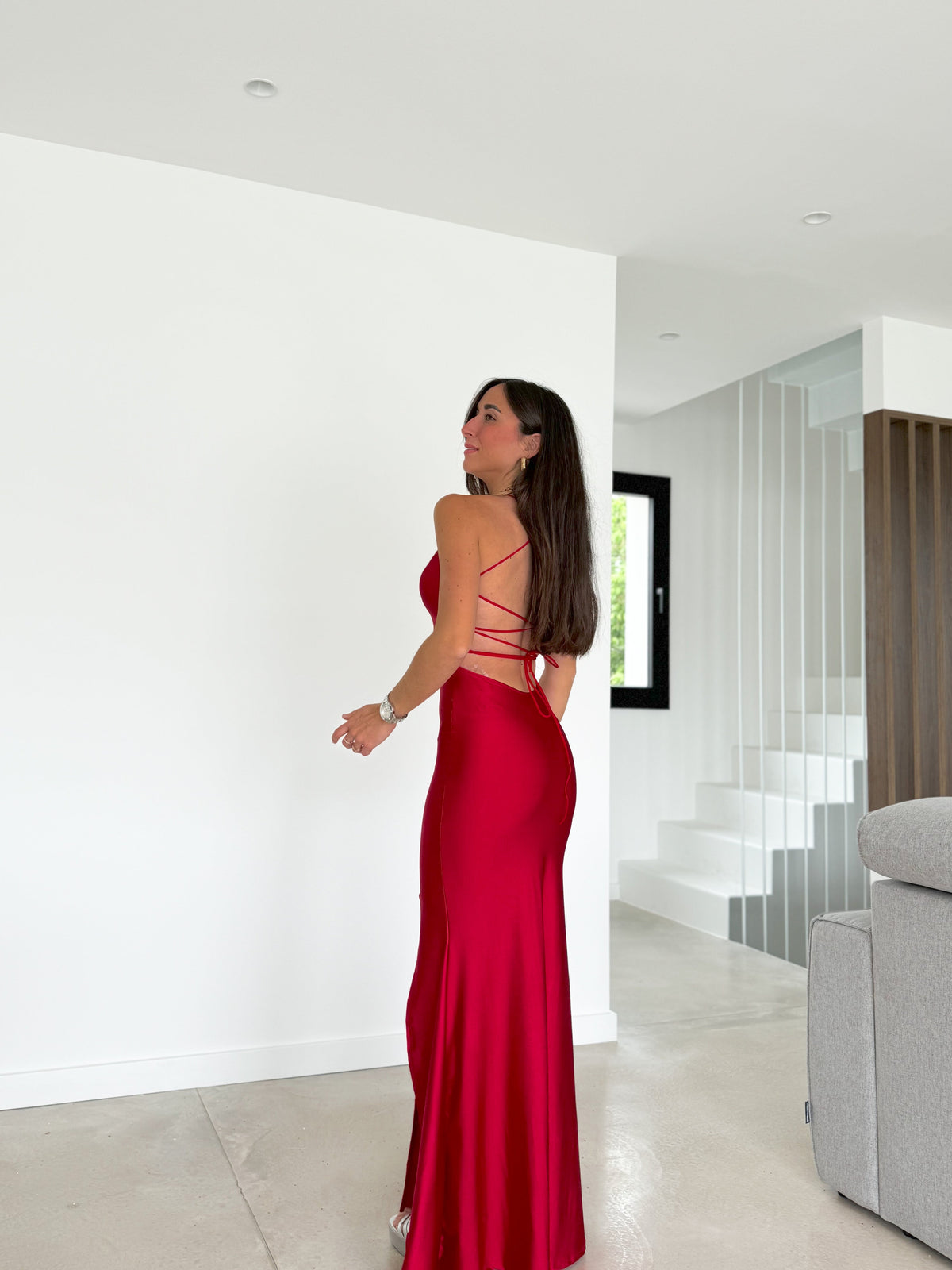 Vestido vermelho com decote em V em cetim entrelaçado