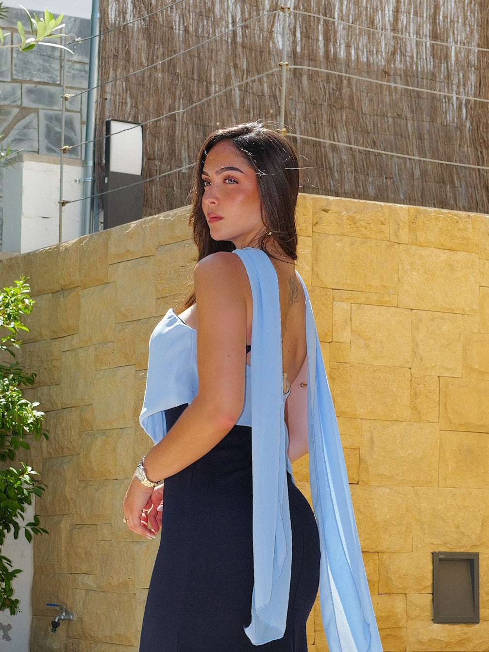 Vestido assimétrico em gaze bicolor azul-marinho