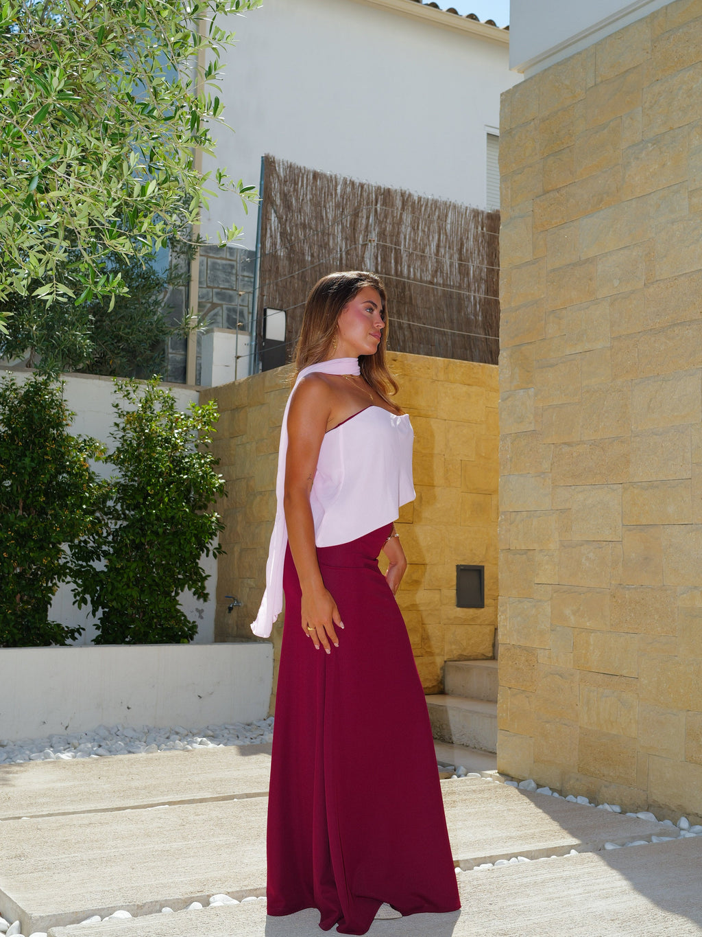 Vestido assimétrico em gaze bicolor bordô