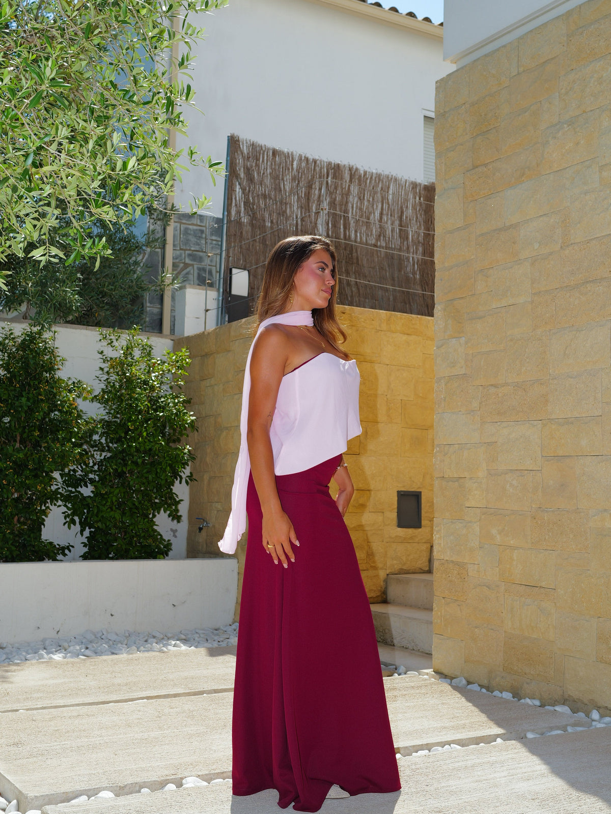 Vestido assimétrico em gaze bicolor bordô