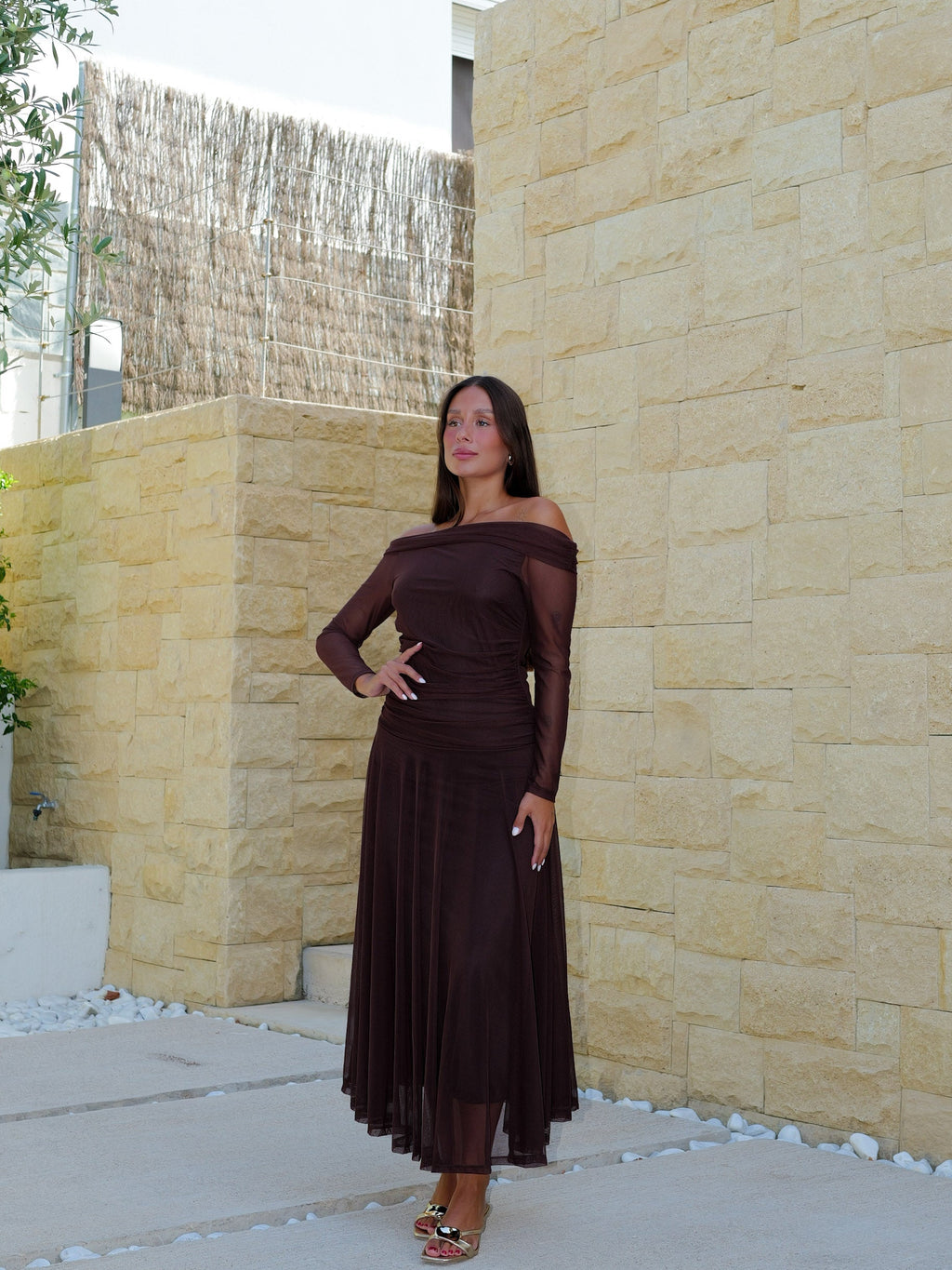 Vestido comprido com decote bardot em tule cor de chocolate