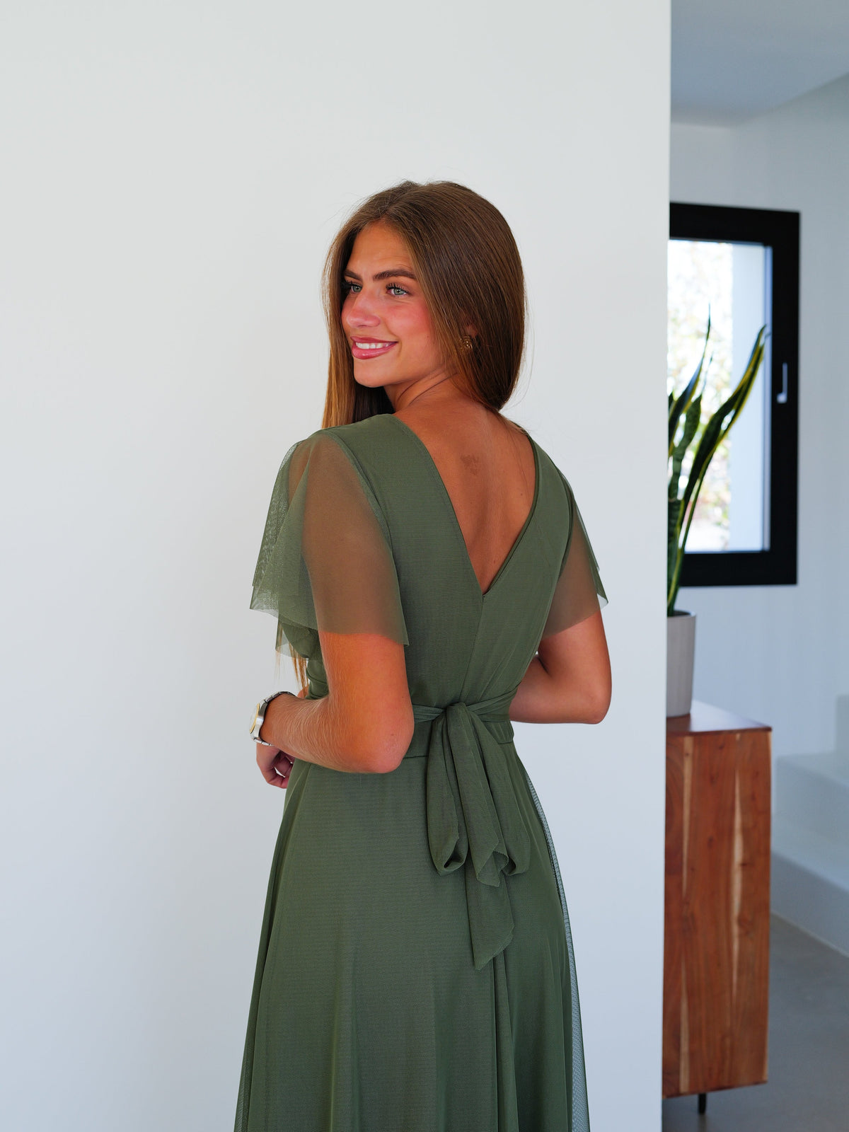 Vestido de tule com mangas em tom de azeitona