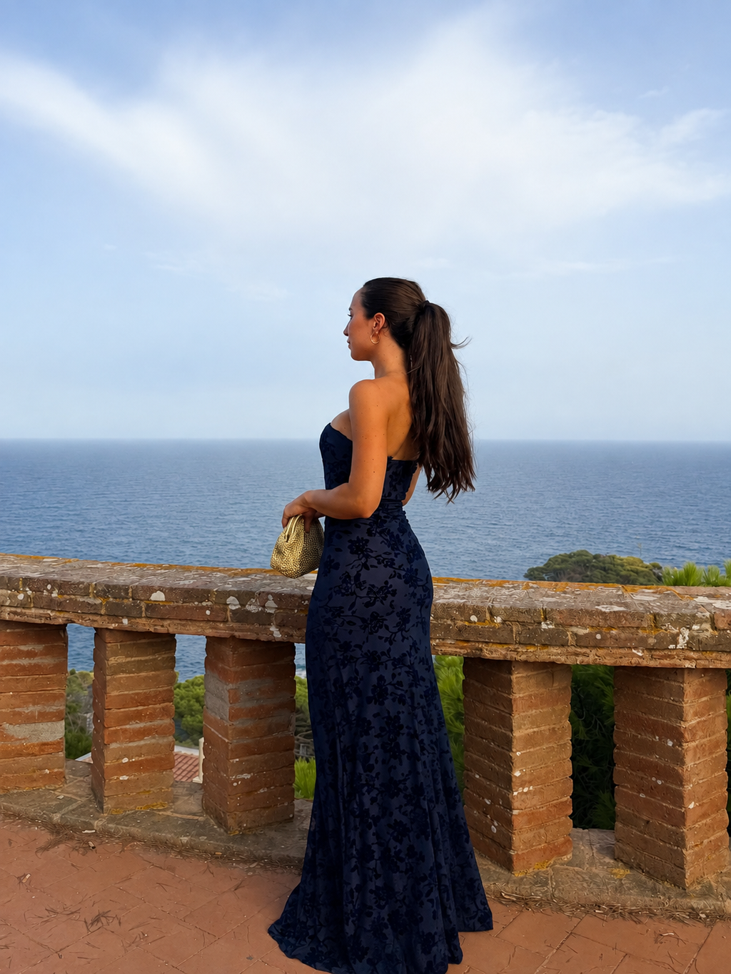Vestido de tule com flores em azul-marinho