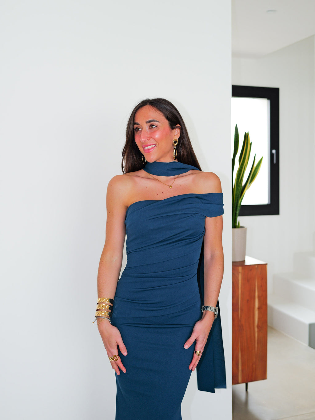 Vestido com gola choker e franzido assimétrico, cor petróleo