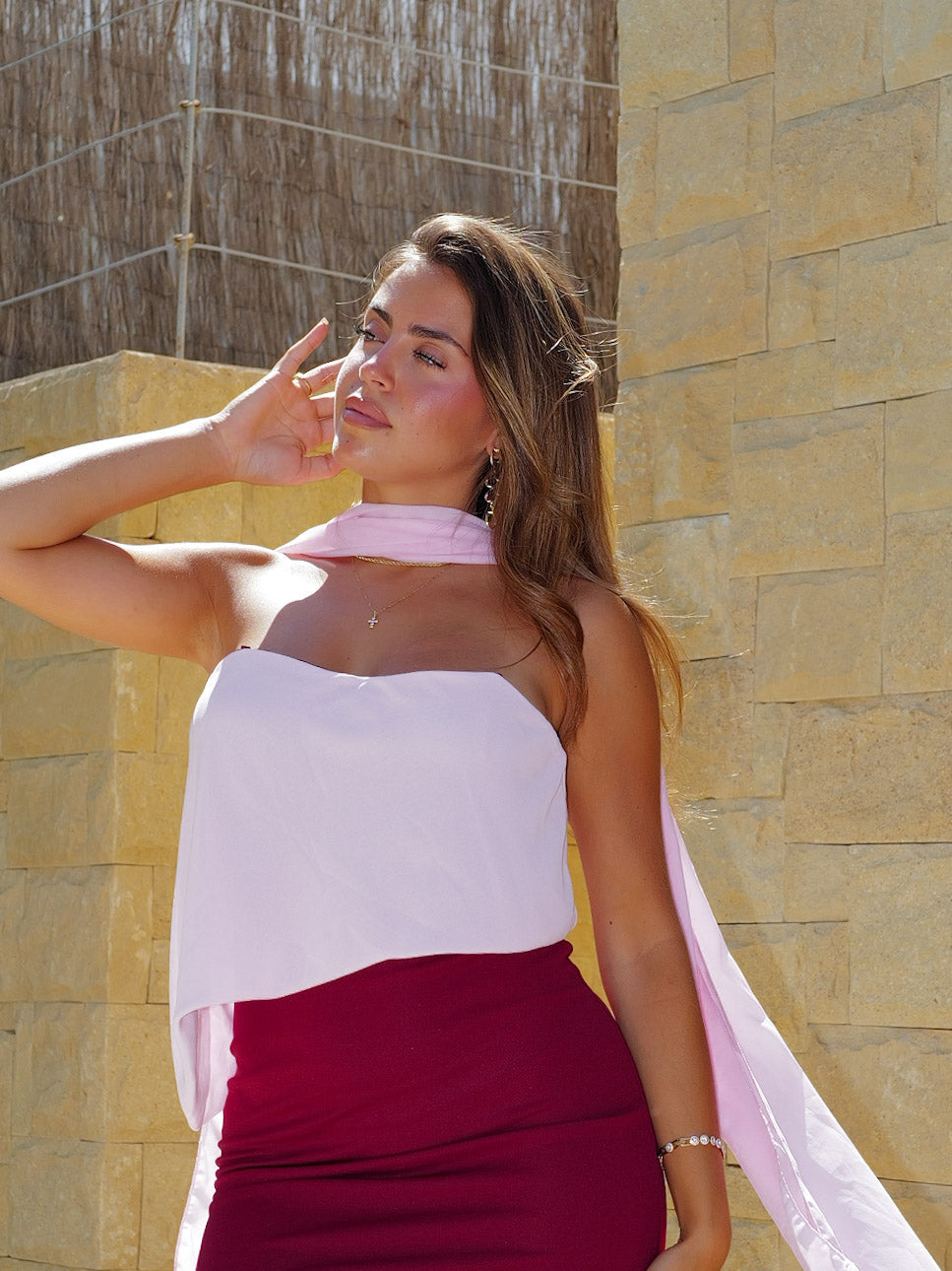 Vestido assimétrico em gaze bicolor bordô