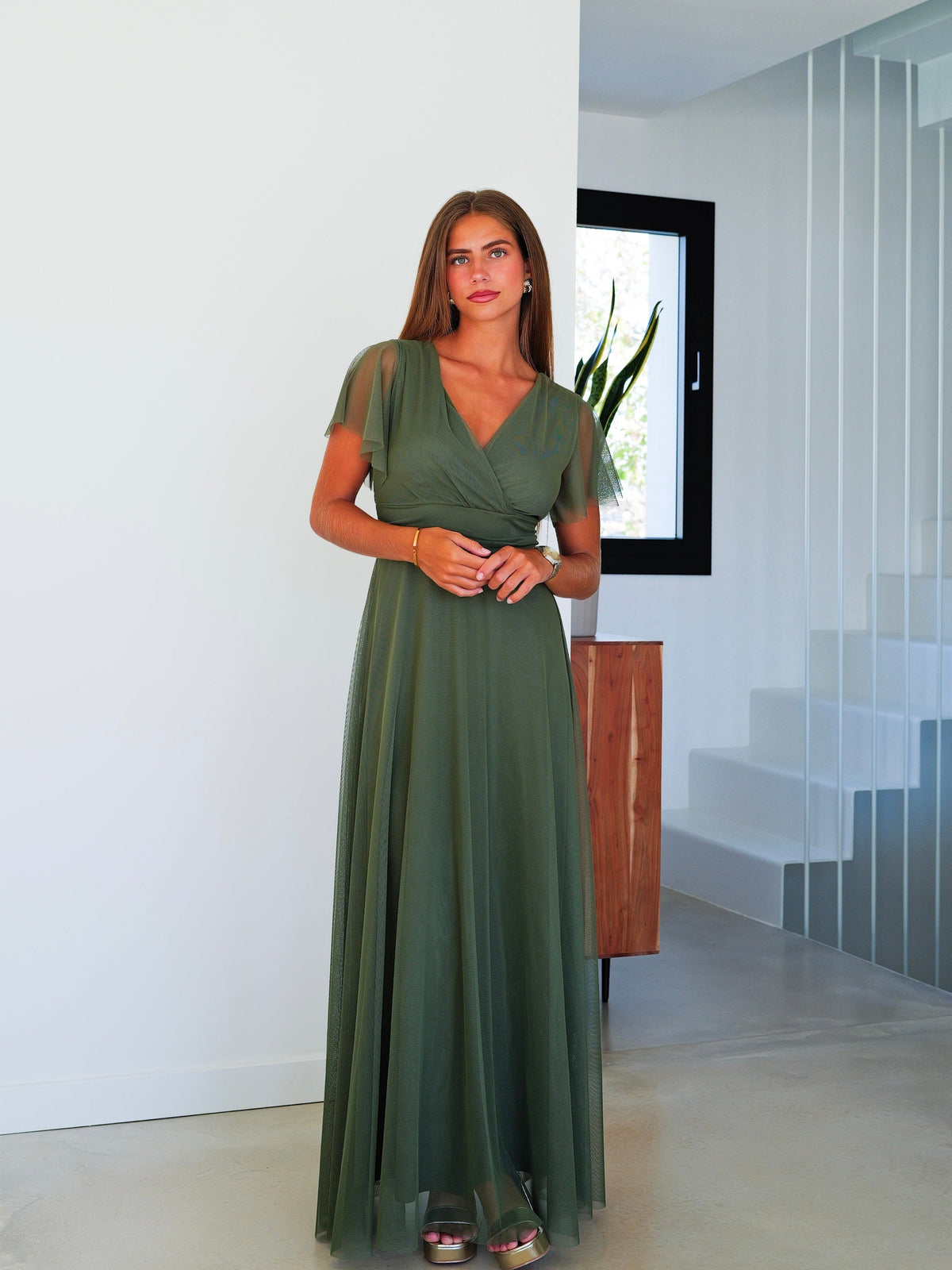 Vestido de tule com mangas em tom de azeitona