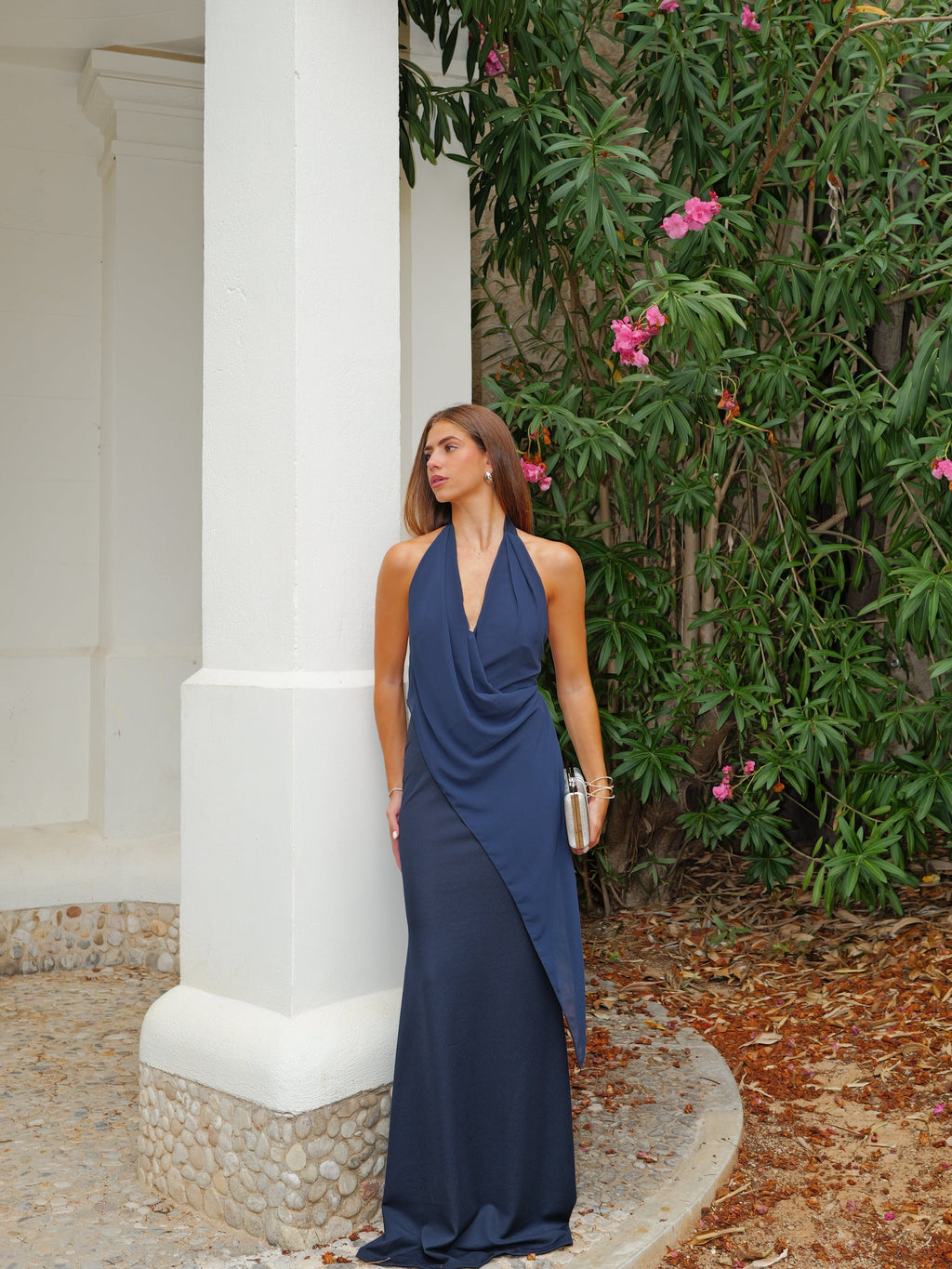 Vestido tipo capa assimétrico em tule azul-marinho