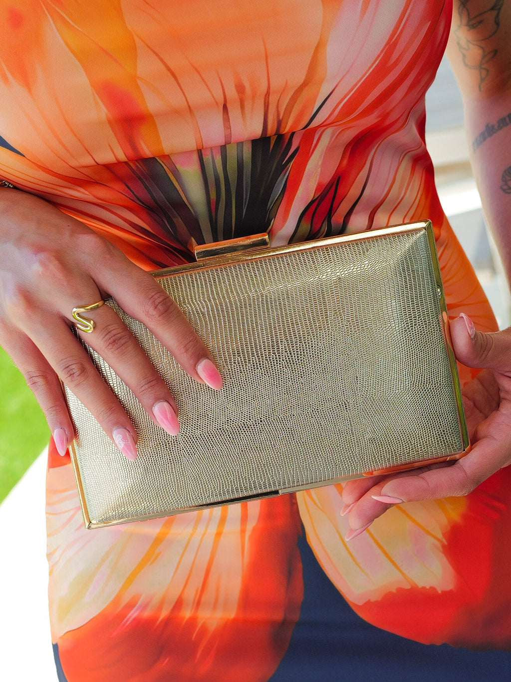 Clutch com textura dourada
