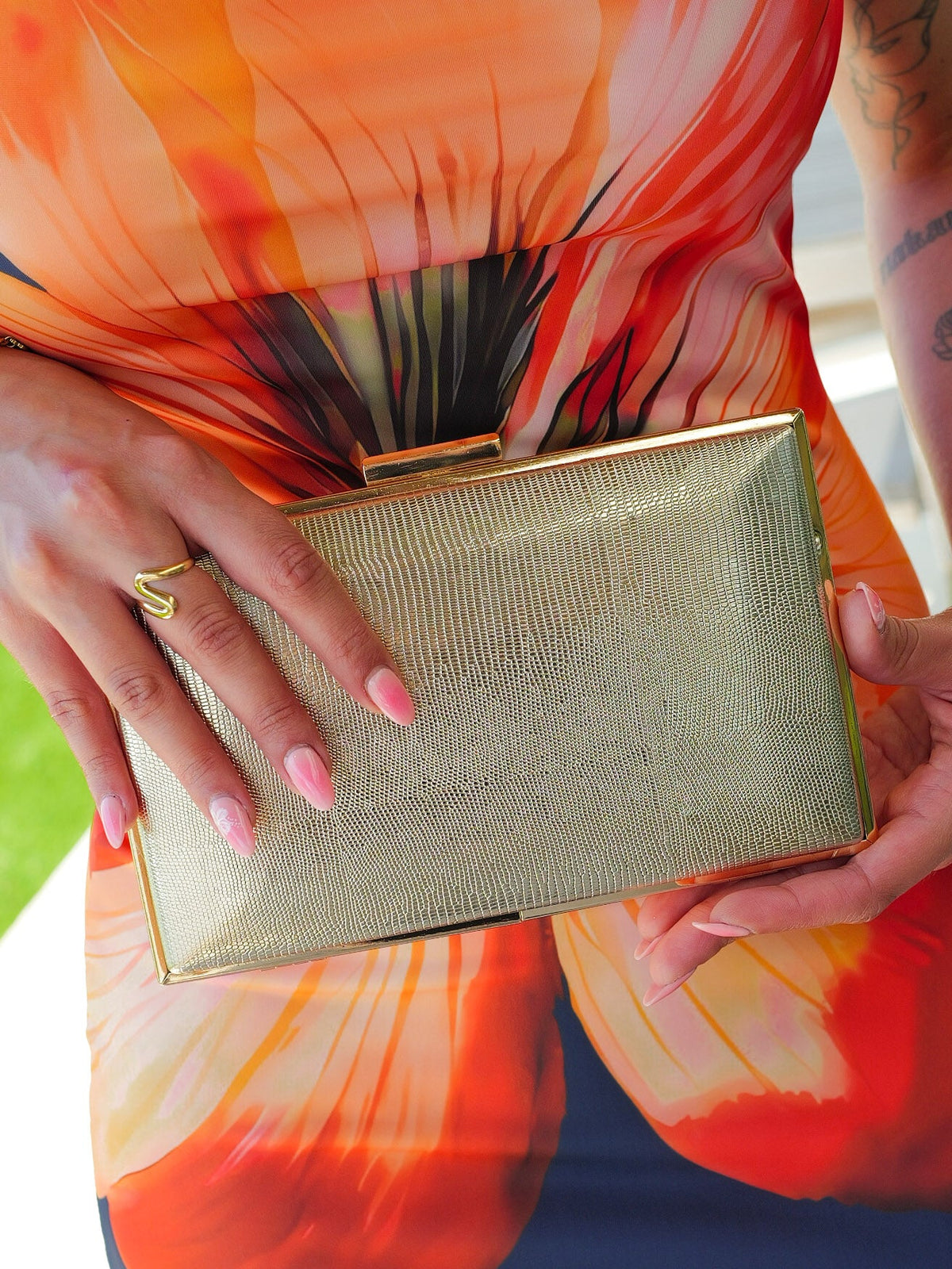 Clutch com textura dourada