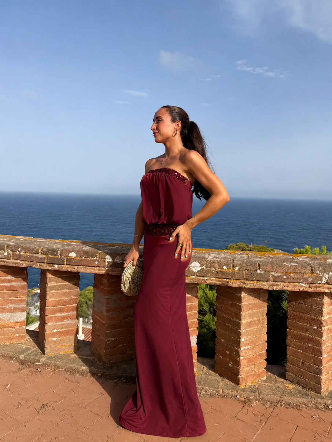 Vestido comprido com padrão de glitter cor de bordô