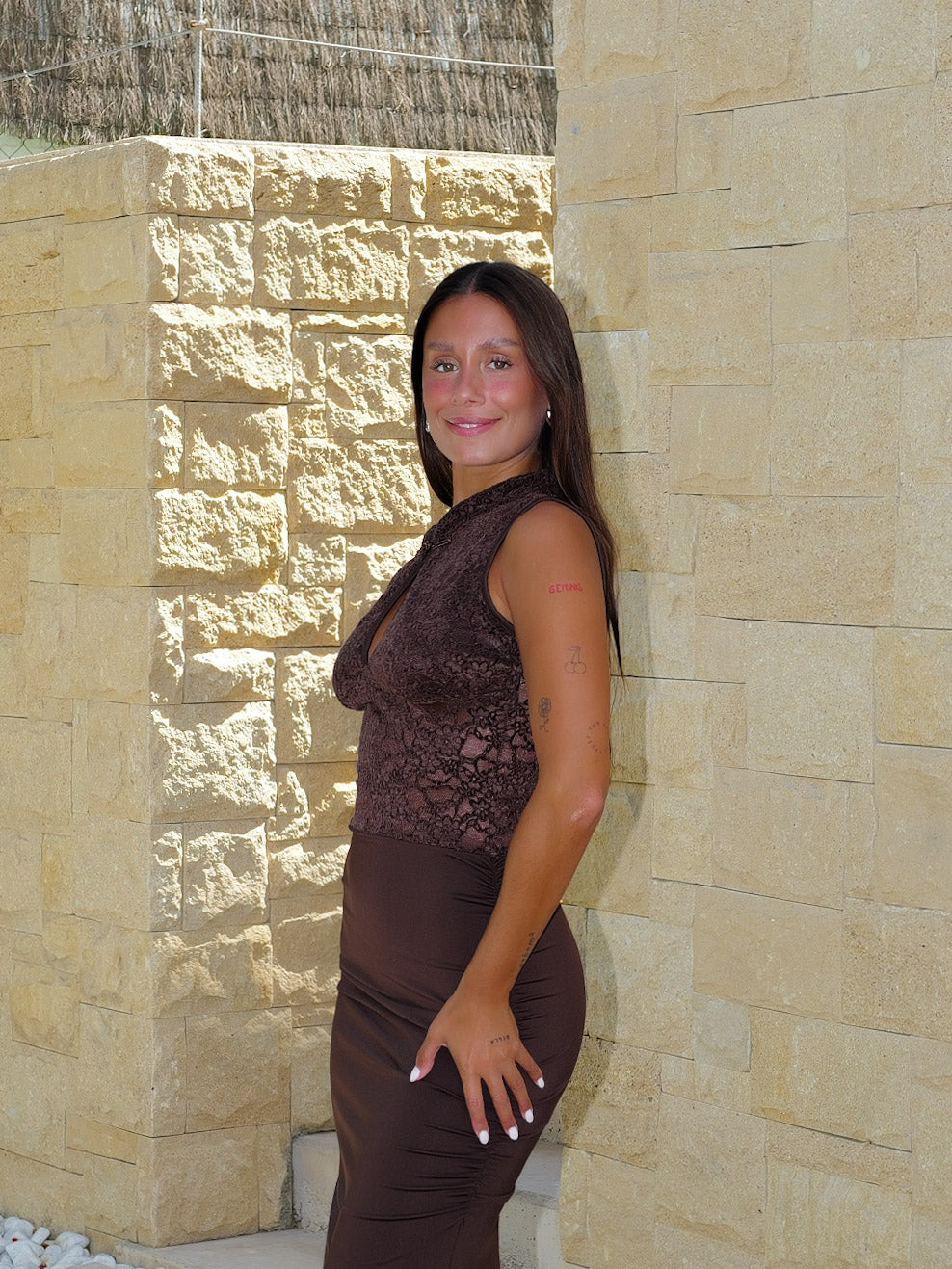 Vestido comprido de renda drapeada cor de chocolate