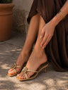 Sandalia con tiras y detalles dorados
