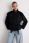 Casaco curto oversize trespassado com gola subida e cinto preto