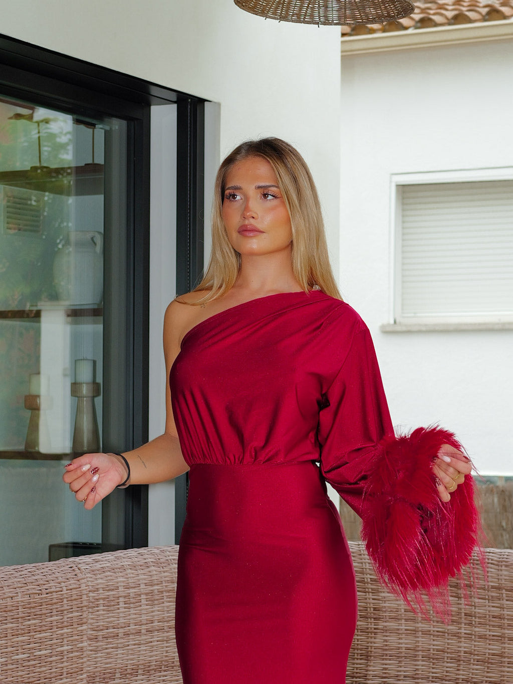 Vestido comprido assimétrico com mangas em forma de pena, cor bordô