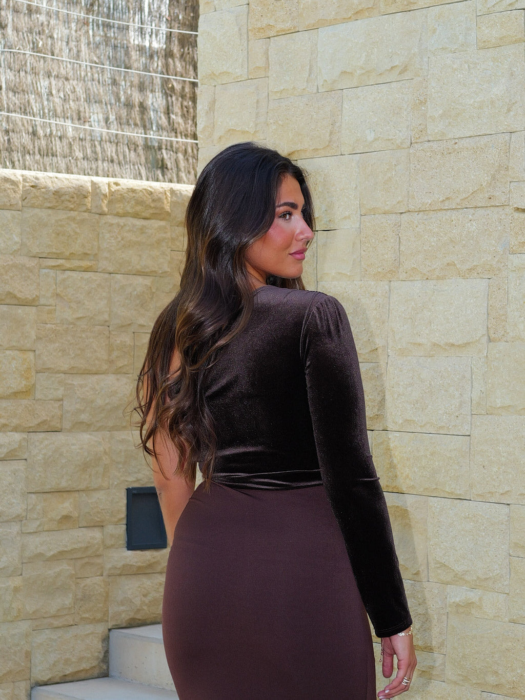 Vestido comprido assimétrico com mangas em veludo cor de chocolate