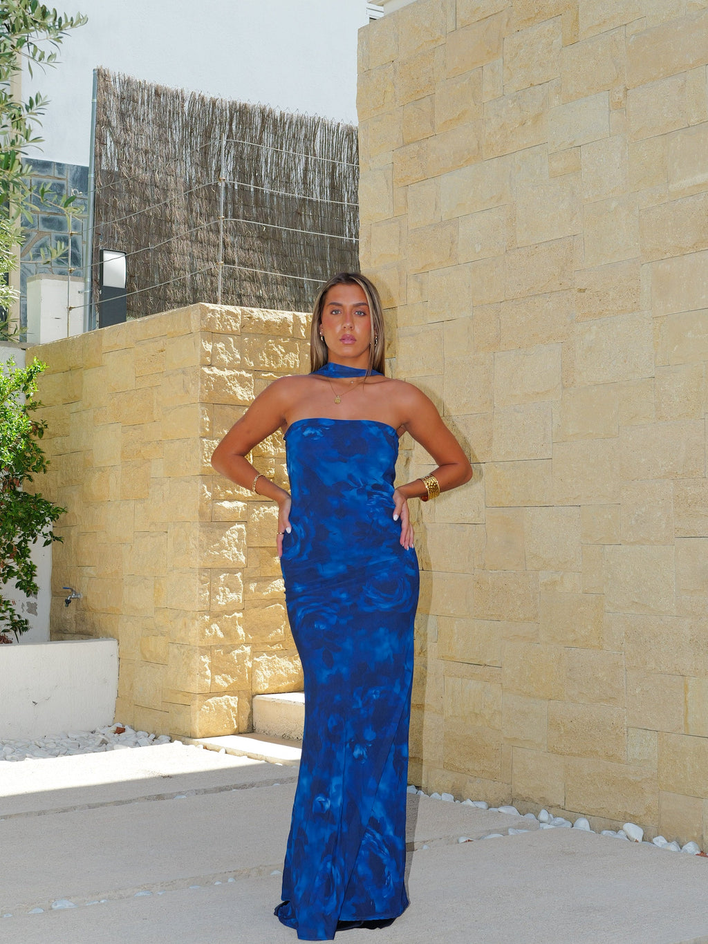 Vestido comprido com gola choker em tule azul-petróleo