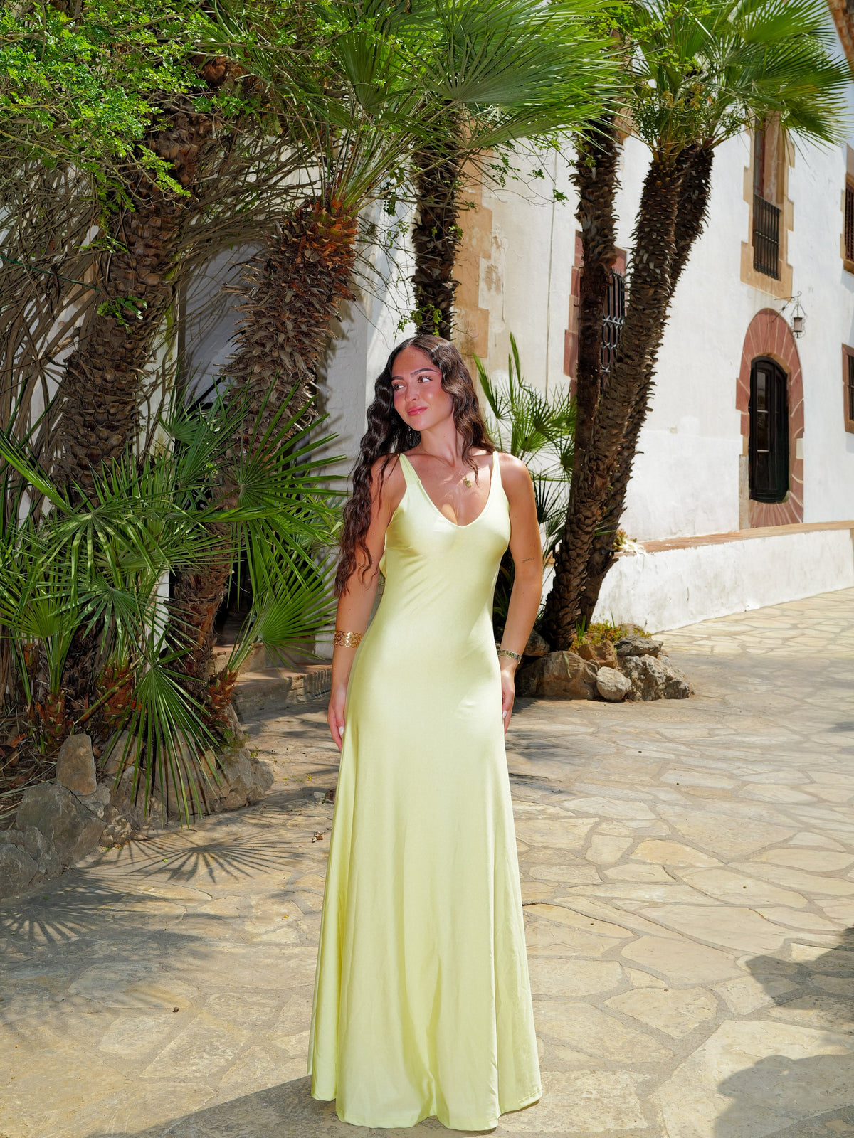Vestido amarelo com corte em V nas costas e saia rodada